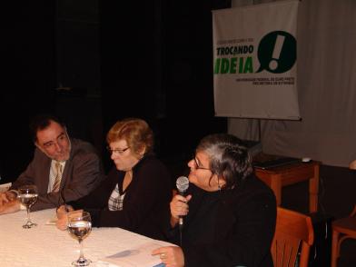 Da esquerda para direita, o ministro Patrus Ananias, a Prof.ª do curso de Medicina Palmira Bonolo e a Prof.ª Dra. Elaine Behring (FOTO: Antônio Laia)